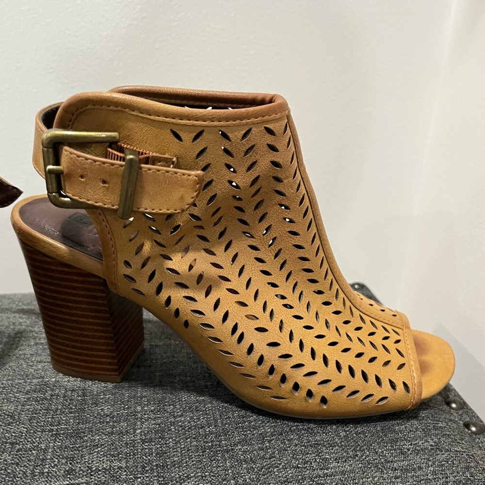 White Mountain size 8.5 herled sandals.